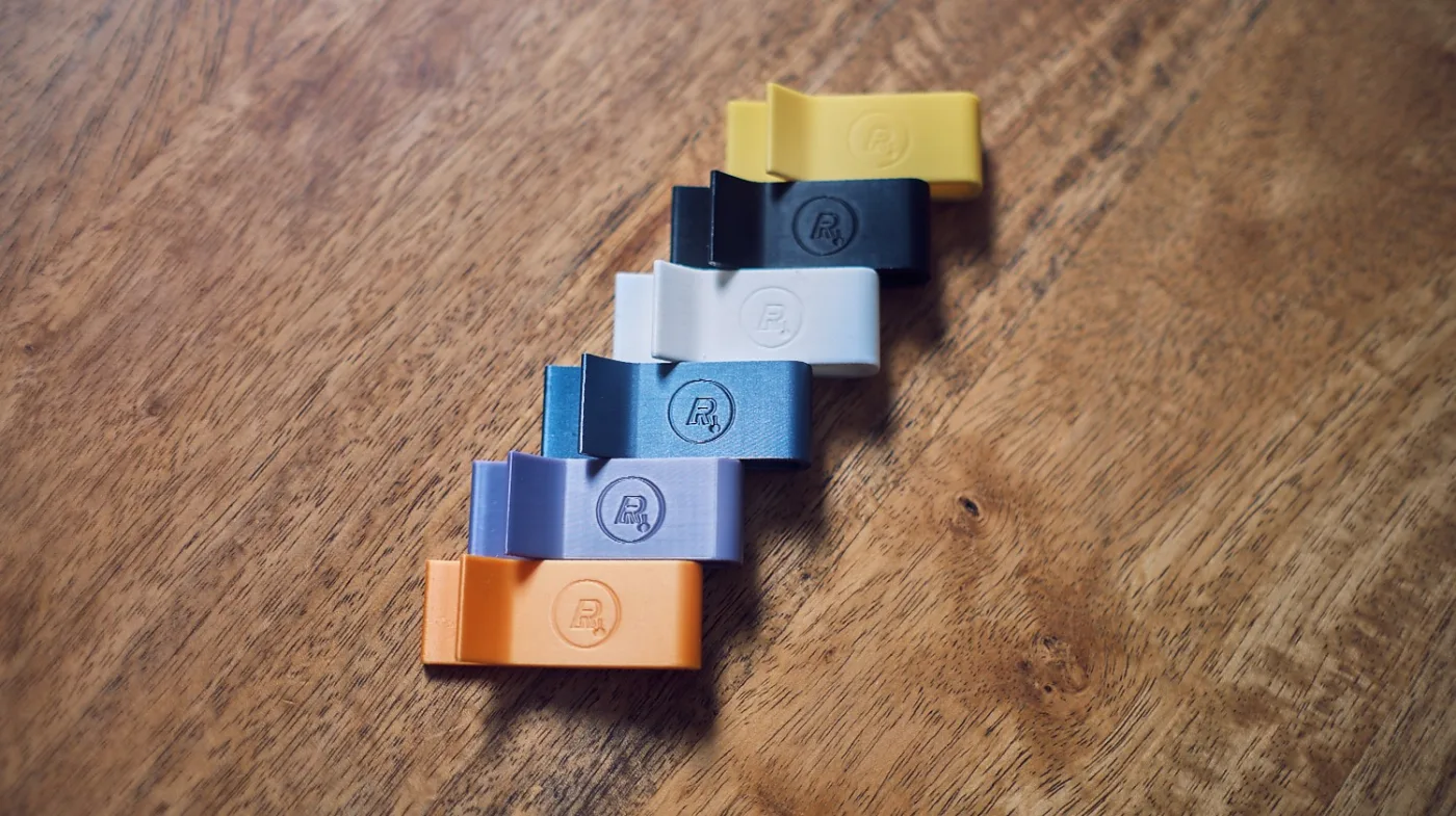 Mehrfarbige, mit Logo geprägte Dokumentenclips aus dem 3D-Drucker
