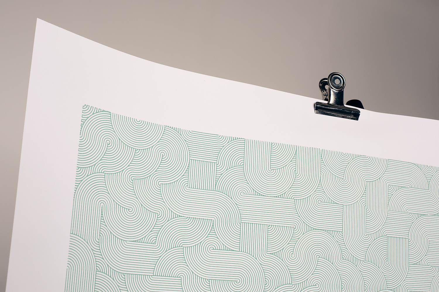 Stiftplotter-Zeichnung auf Papier — mathematische Linien in Serie