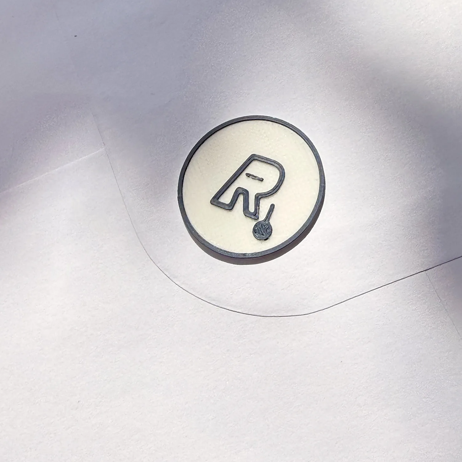 3D-gedrucktes Logo-Siegel auf einem Briefumschlag